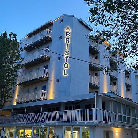 Hotel Bristol - A 30 Mt Dalla Spiaggia ミザーノ・アドリアーティコ エクステリア 写真