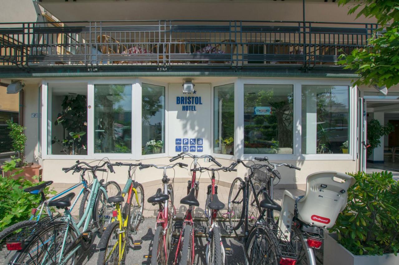 Hotel Bristol - A 30 Mt Dalla Spiaggia ミザーノ・アドリアーティコ エクステリア 写真