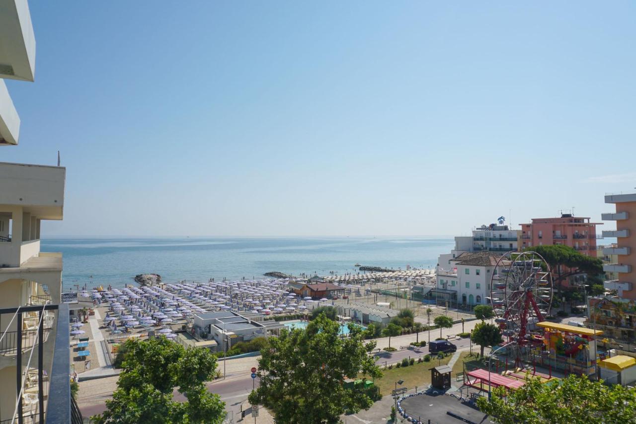 Hotel Bristol - A 30 Mt Dalla Spiaggia ミザーノ・アドリアーティコ エクステリア 写真