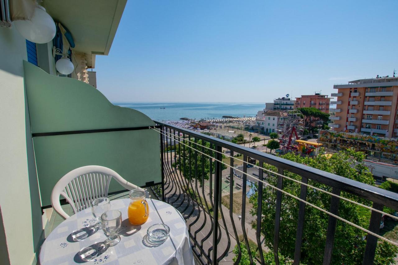 Hotel Bristol - A 30 Mt Dalla Spiaggia ミザーノ・アドリアーティコ エクステリア 写真