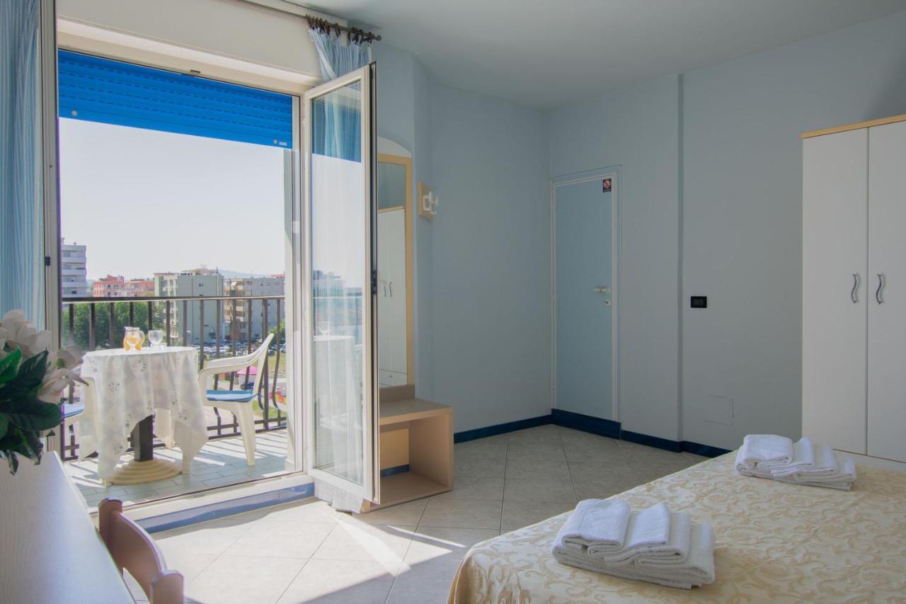 Hotel Bristol - A 30 Mt Dalla Spiaggia ミザーノ・アドリアーティコ エクステリア 写真
