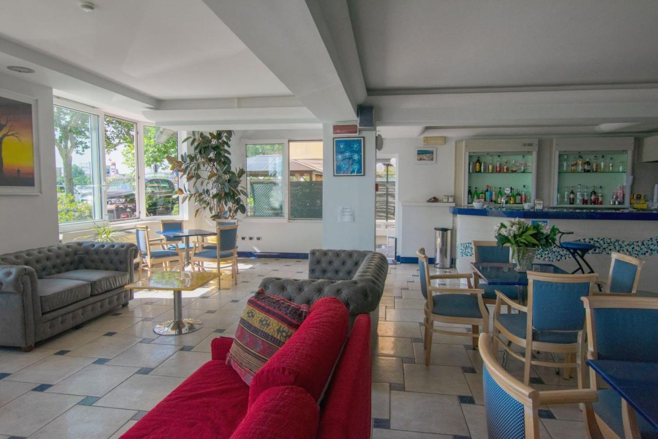 Hotel Bristol - A 30 Mt Dalla Spiaggia ミザーノ・アドリアーティコ エクステリア 写真