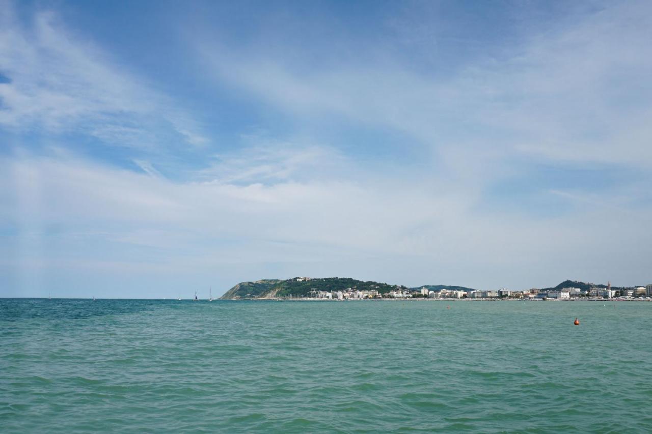 Hotel Bristol - A 30 Mt Dalla Spiaggia ミザーノ・アドリアーティコ エクステリア 写真