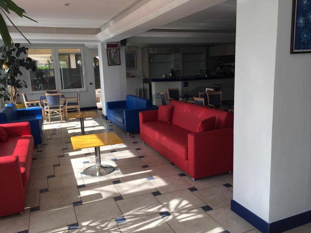 Hotel Bristol - A 30 Mt Dalla Spiaggia ミザーノ・アドリアーティコ エクステリア 写真