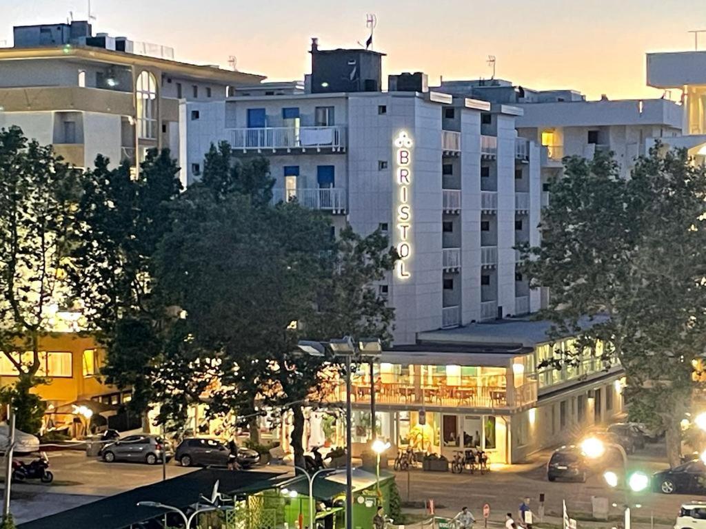 Hotel Bristol - A 30 Mt Dalla Spiaggia ミザーノ・アドリアーティコ エクステリア 写真