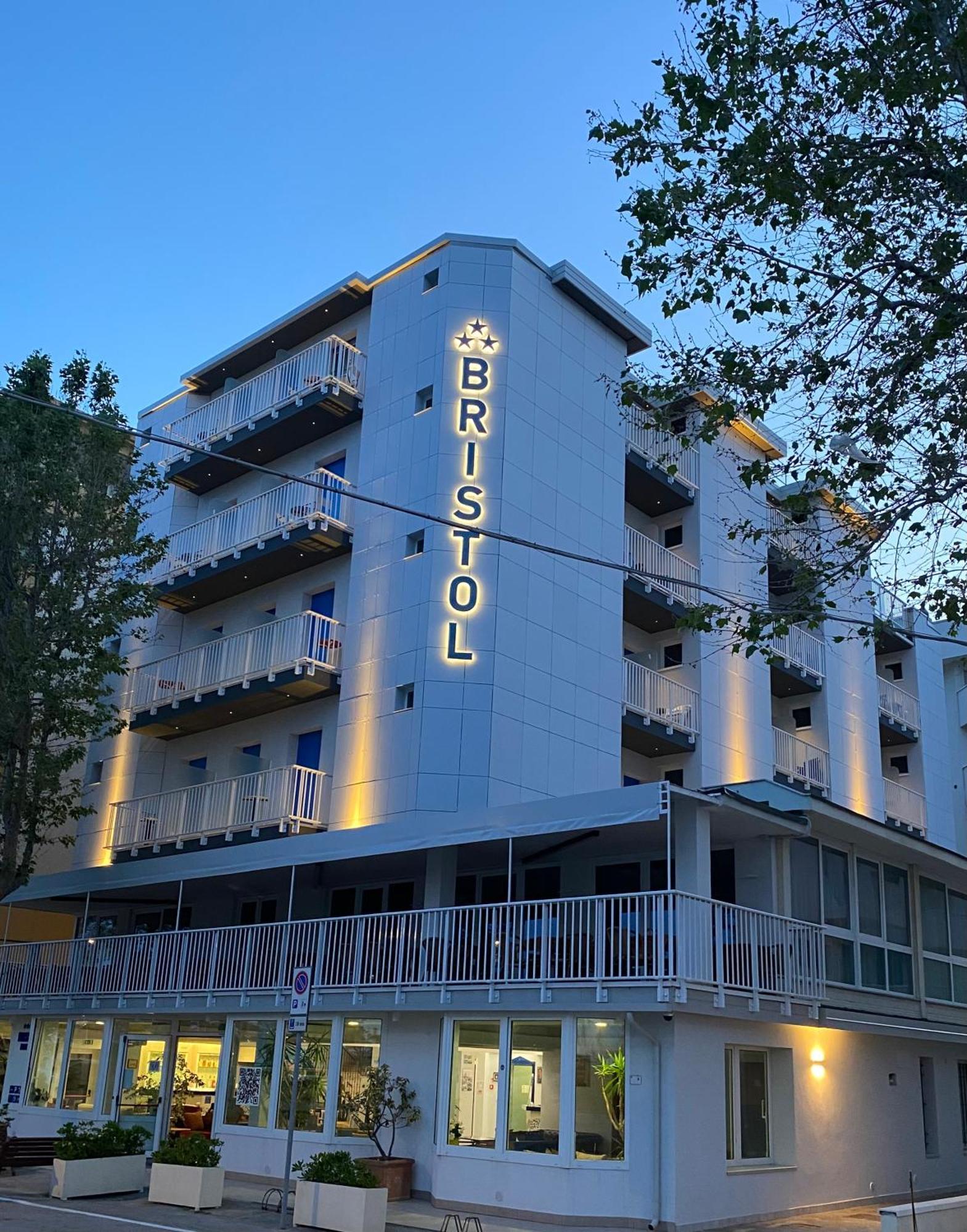 Hotel Bristol - A 30 Mt Dalla Spiaggia ミザーノ・アドリアーティコ エクステリア 写真