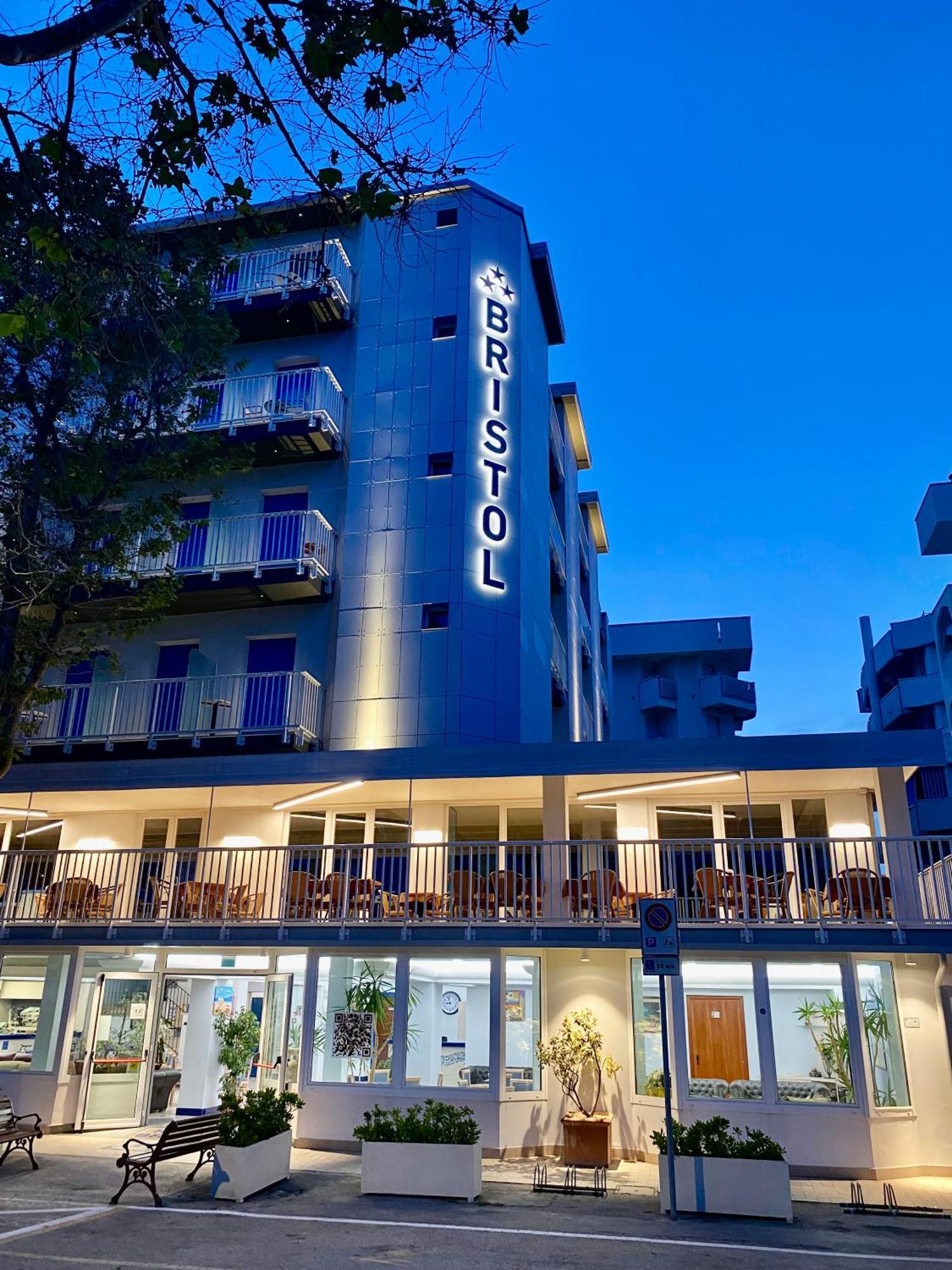 Hotel Bristol - A 30 Mt Dalla Spiaggia ミザーノ・アドリアーティコ エクステリア 写真
