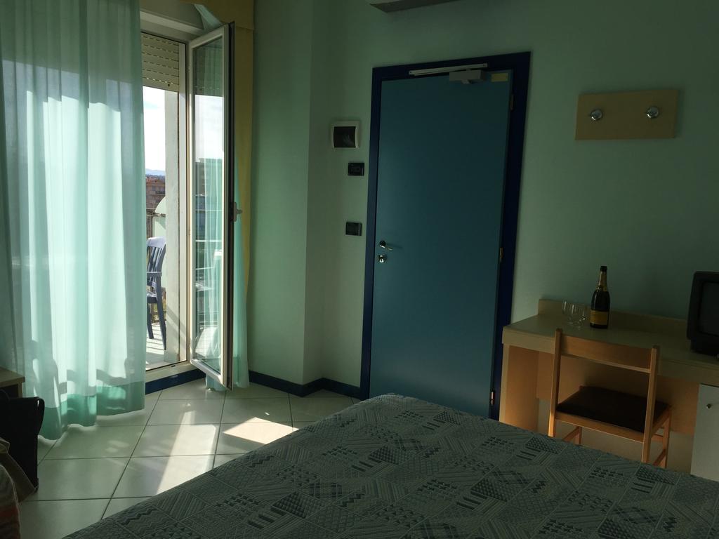 Hotel Bristol - A 30 Mt Dalla Spiaggia ミザーノ・アドリアーティコ 部屋 写真