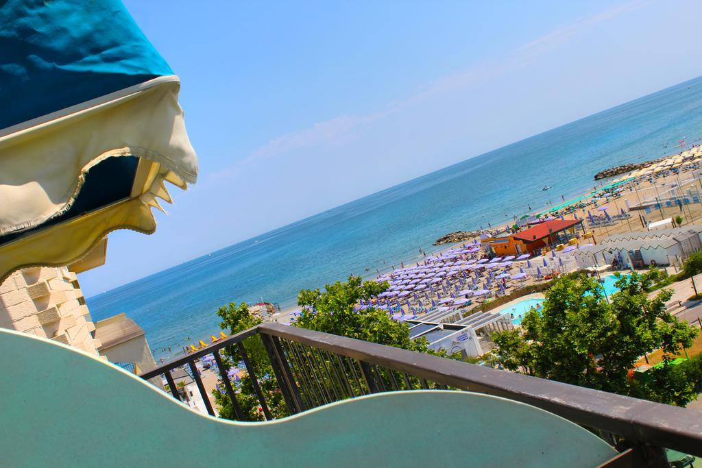 Hotel Bristol - A 30 Mt Dalla Spiaggia ミザーノ・アドリアーティコ エクステリア 写真