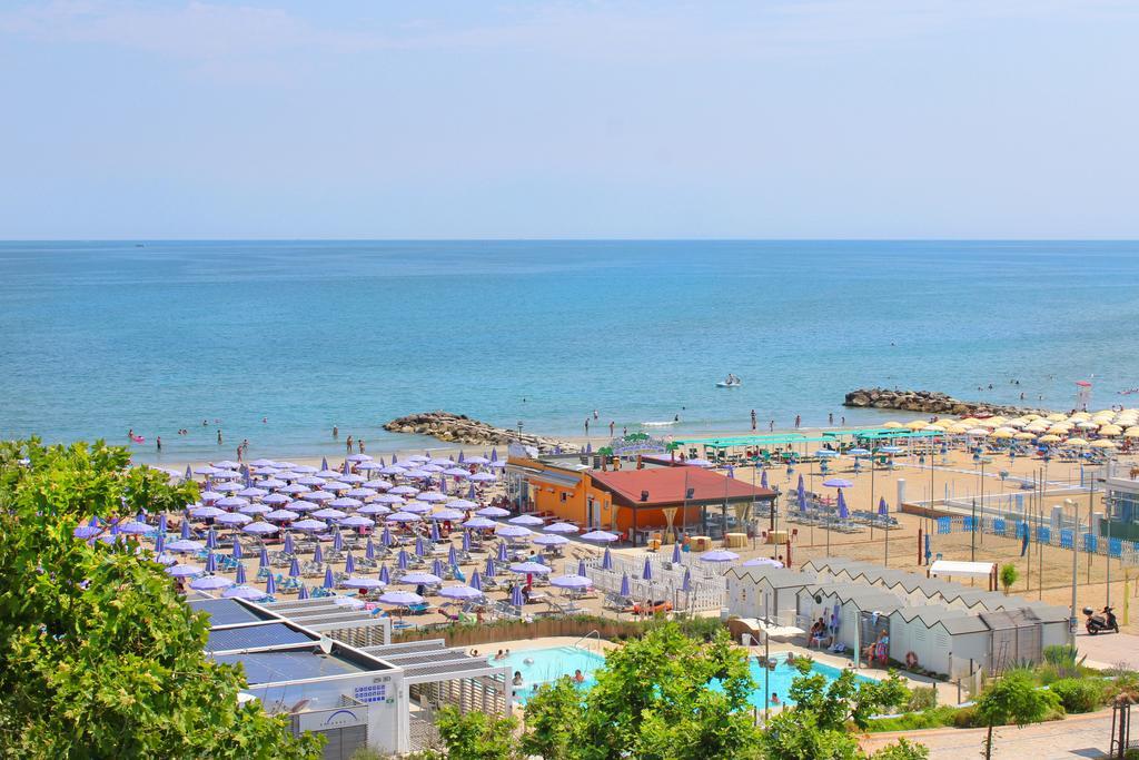 Hotel Bristol - A 30 Mt Dalla Spiaggia ミザーノ・アドリアーティコ エクステリア 写真