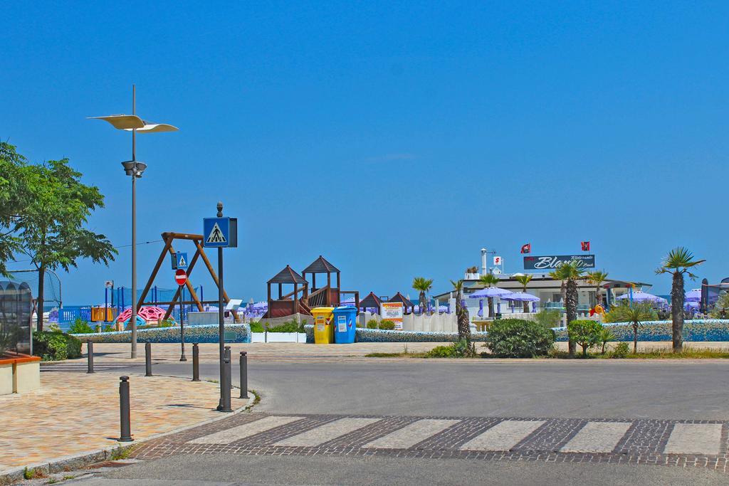 Hotel Bristol - A 30 Mt Dalla Spiaggia ミザーノ・アドリアーティコ エクステリア 写真