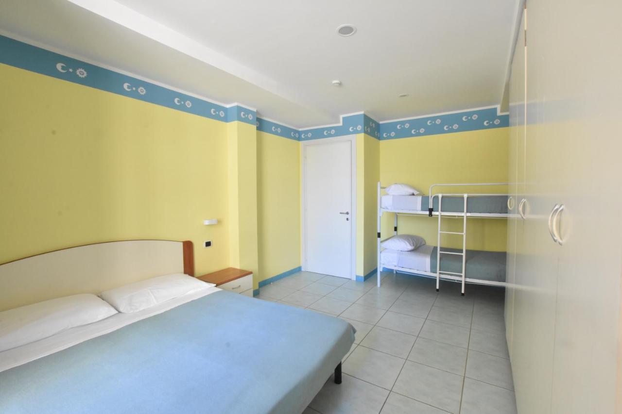 Hotel Bristol - A 30 Mt Dalla Spiaggia ミザーノ・アドリアーティコ エクステリア 写真